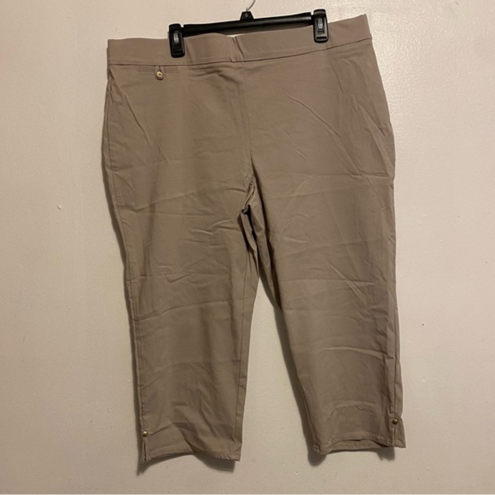 Liz Claiborne Studio Crop Sits At Waist‎ Pants Shorts Women’s Size 18 Tan New
